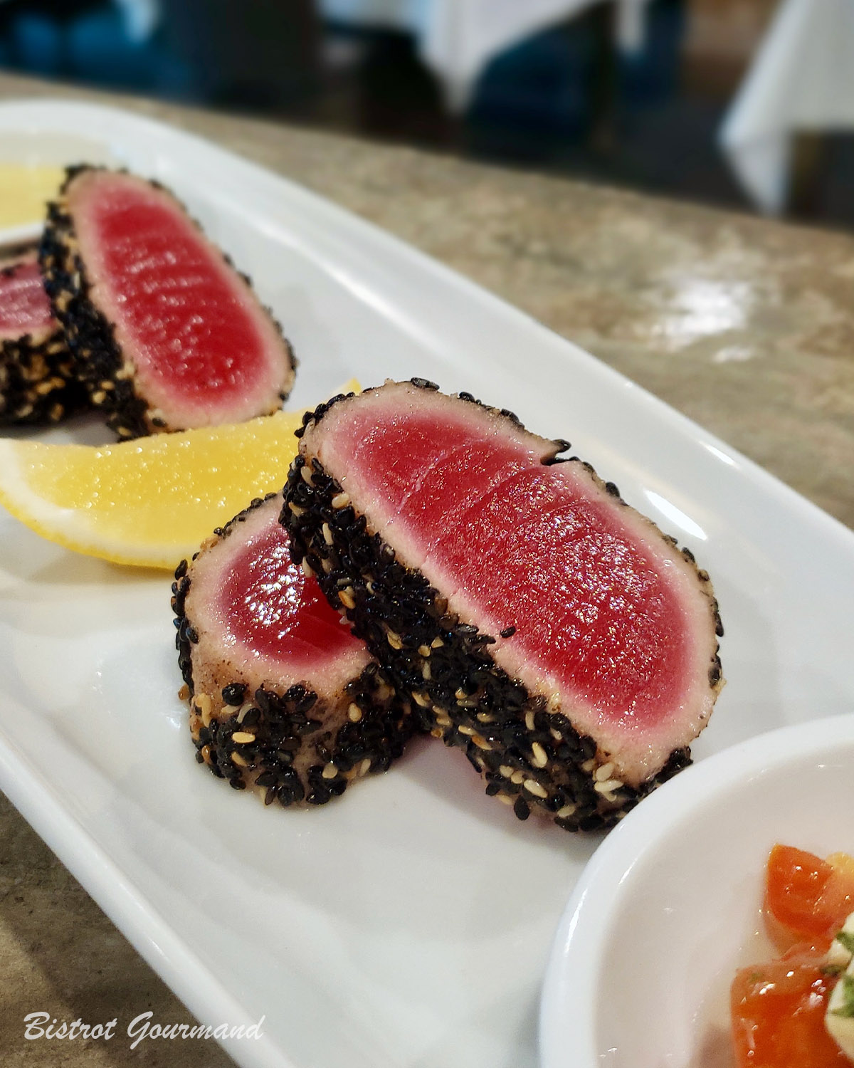 Thon mi-cuit en croûte de sésame