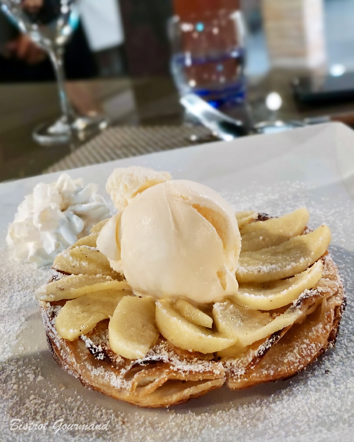 Tarte fine aux pommes et glace