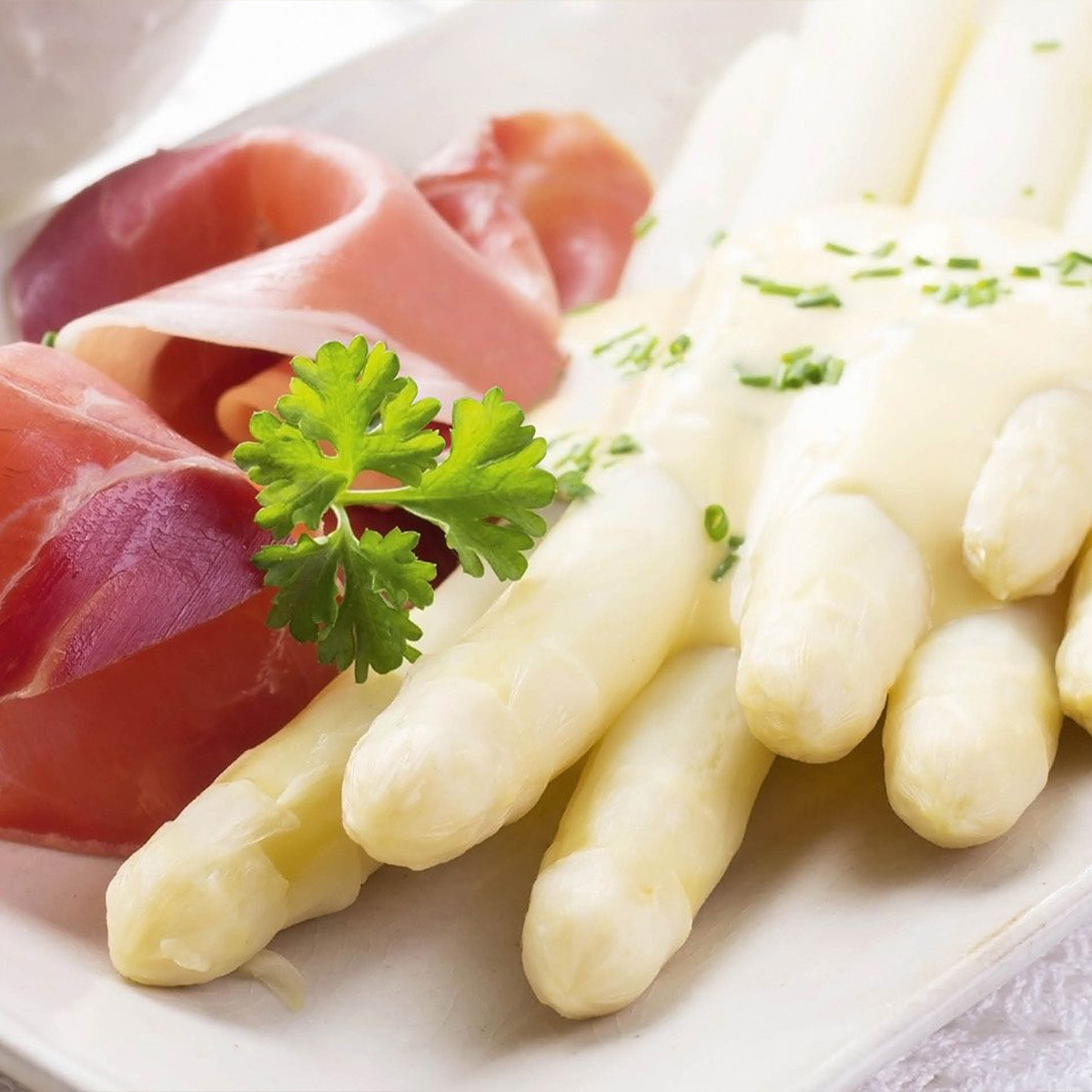 Asperges blanches et jambon cru